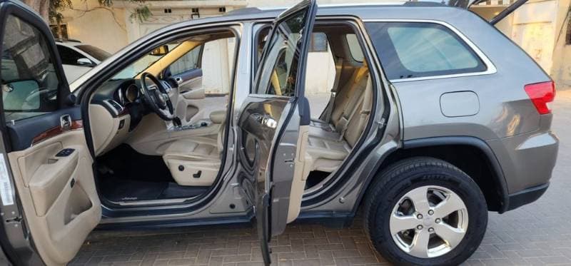 2012 Jeep Grand Cherokee thumbnail 5