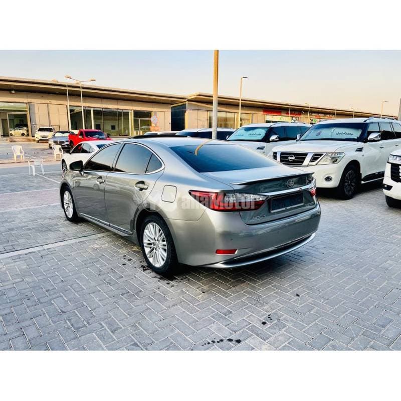 2017 Lexus ES thumbnail 5