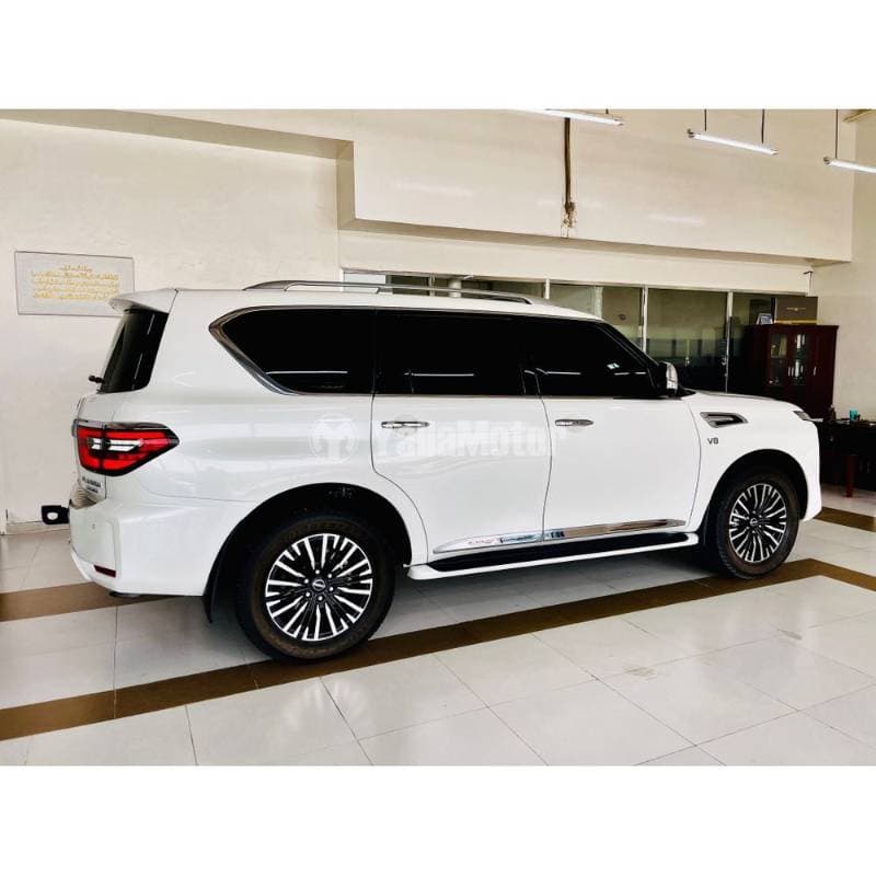 2023 Nissan Patrol thumbnail 2