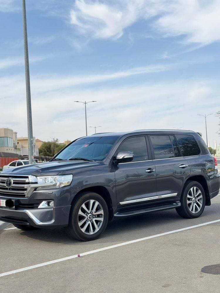 2018 Toyota Land Cruiser thumbnail 3