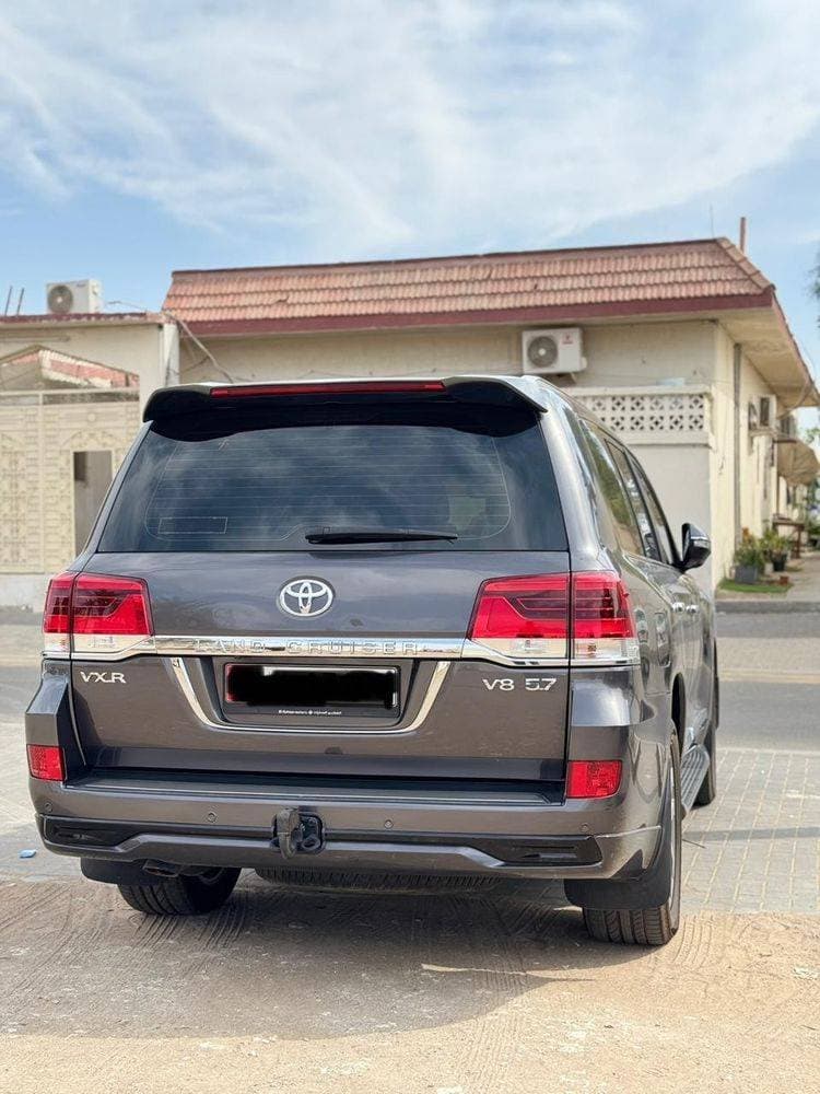 2018 Toyota Land Cruiser thumbnail 2