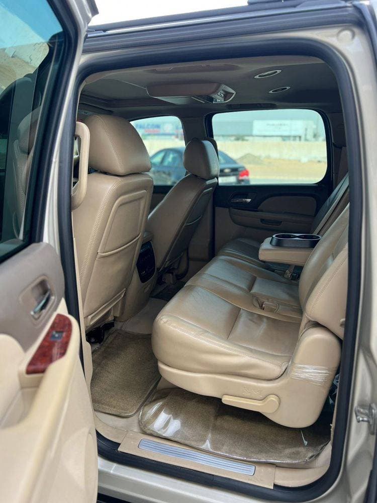 2014 Chevrolet Suburban thumbnail 3