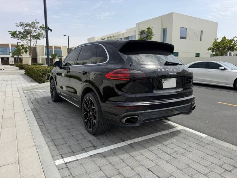 2016 Porsche Cayenne thumbnail 2