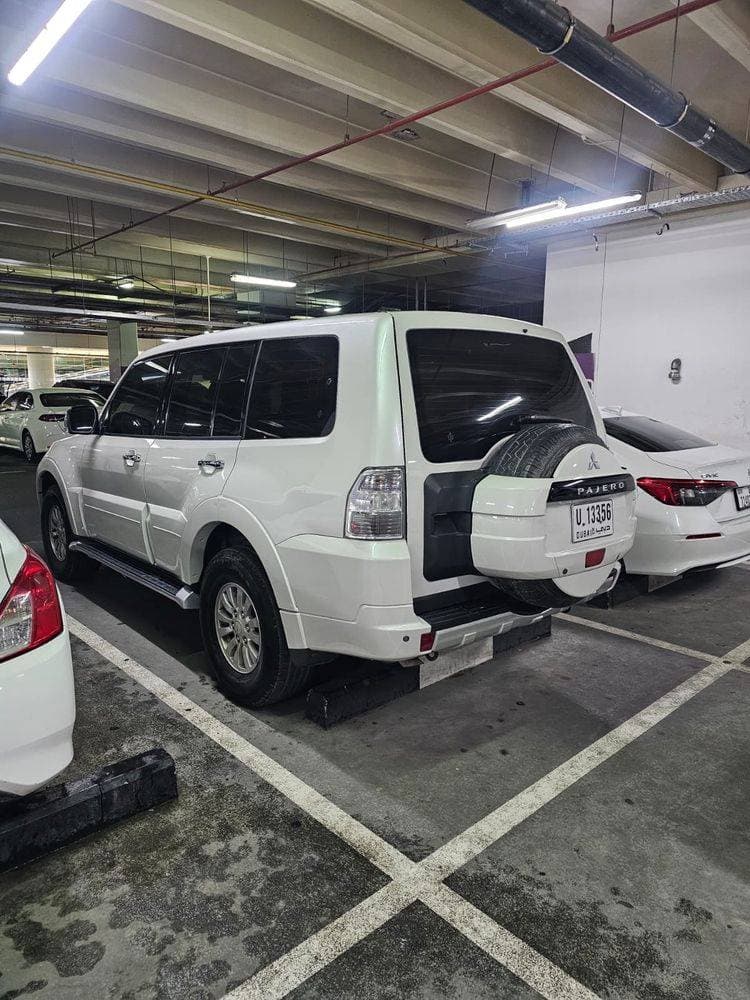 2014 Mitsubishi Pajero thumbnail 3