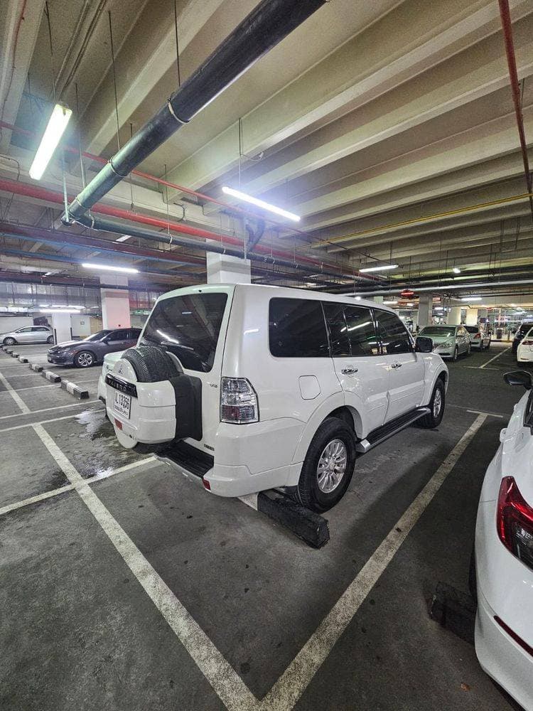 2014 Mitsubishi Pajero thumbnail 4
