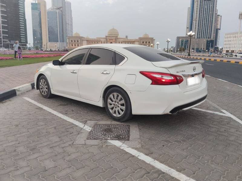 2016 Nissan Altima thumbnail 2