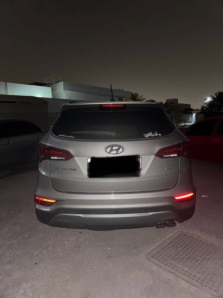 2017 Hyundai Santa Fe thumbnail 2