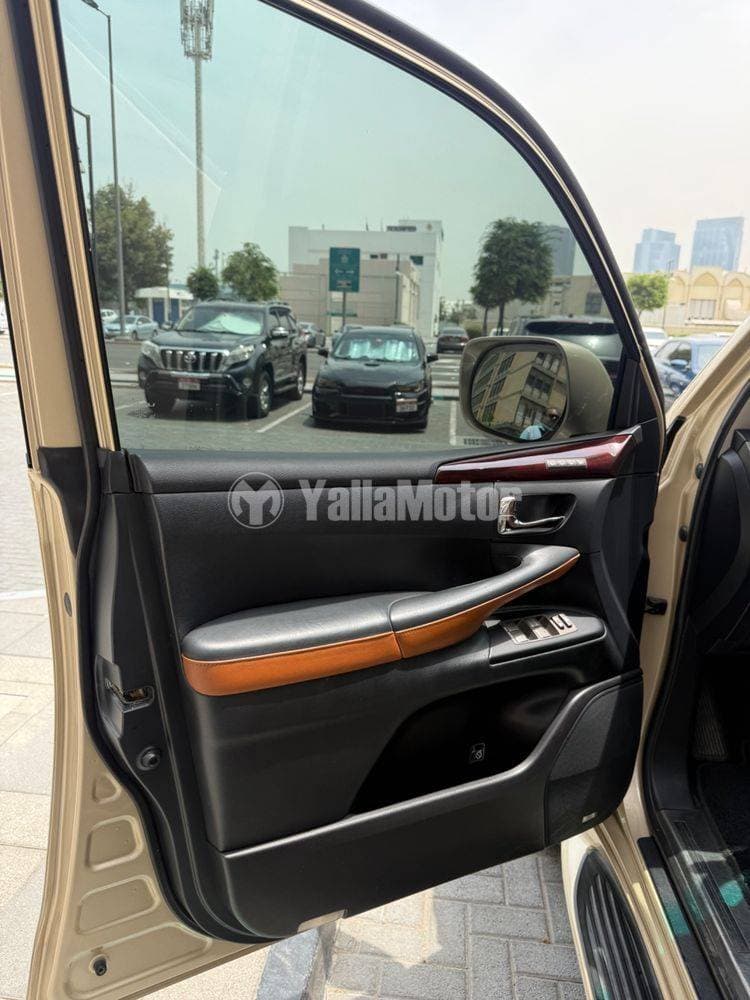 2011 Lexus LX 570 thumbnail 8