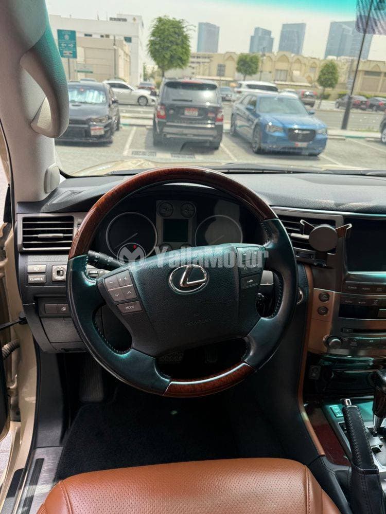 2011 Lexus LX 570 thumbnail 9