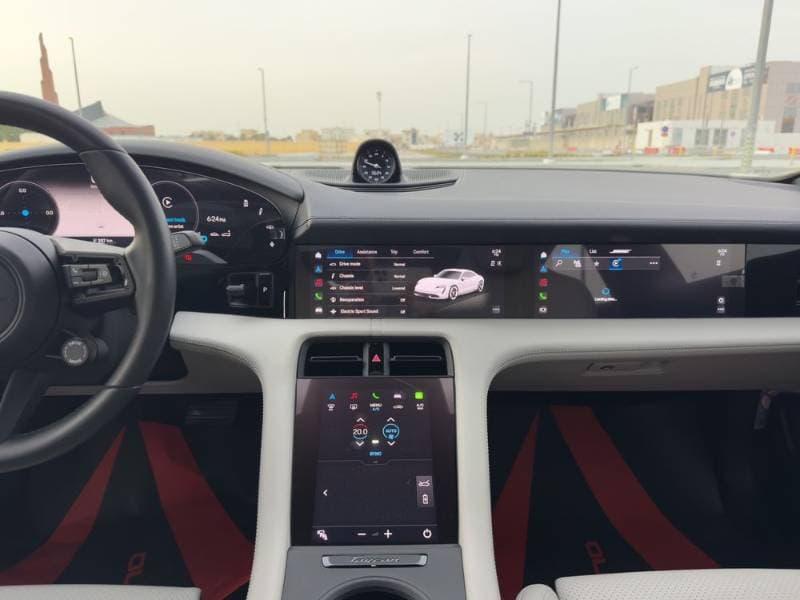 2022 Porsche Taycan thumbnail 9