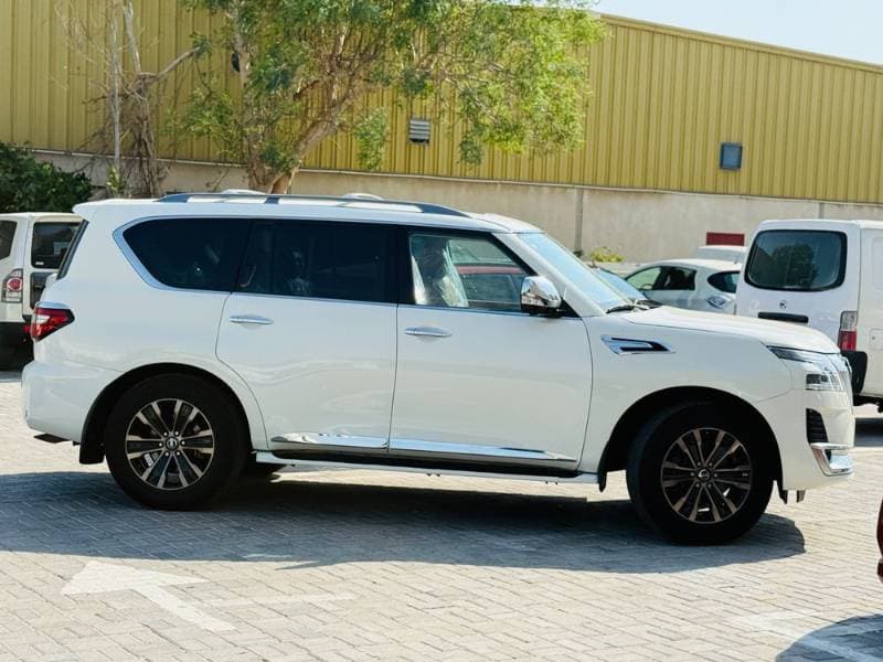 2017 Nissan Armada thumbnail 3