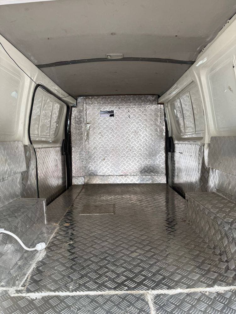2015 Toyota Hiace thumbnail 4