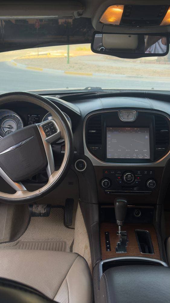 2013 Chrysler 300C thumbnail 4
