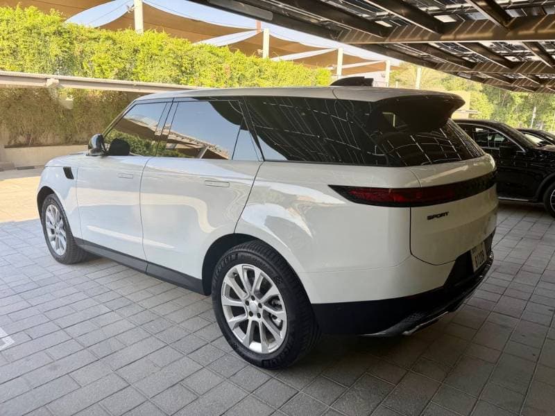 2025 Land Rover Range Rover Sport thumbnail 4