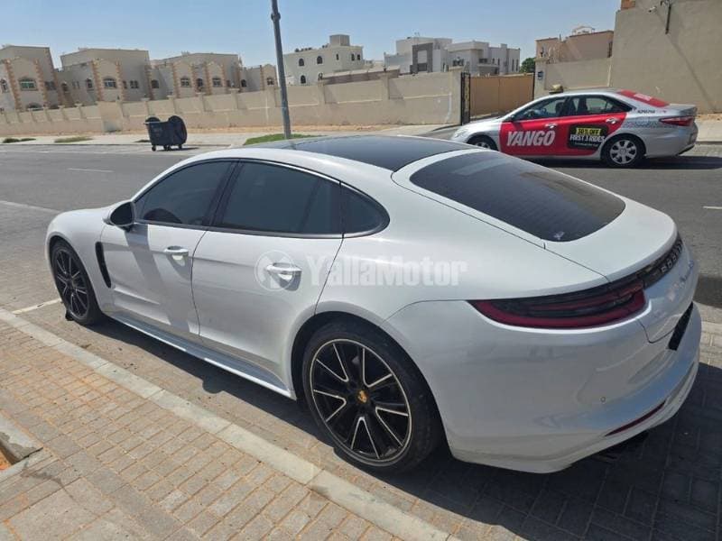 2018 Porsche Panamera thumbnail 5