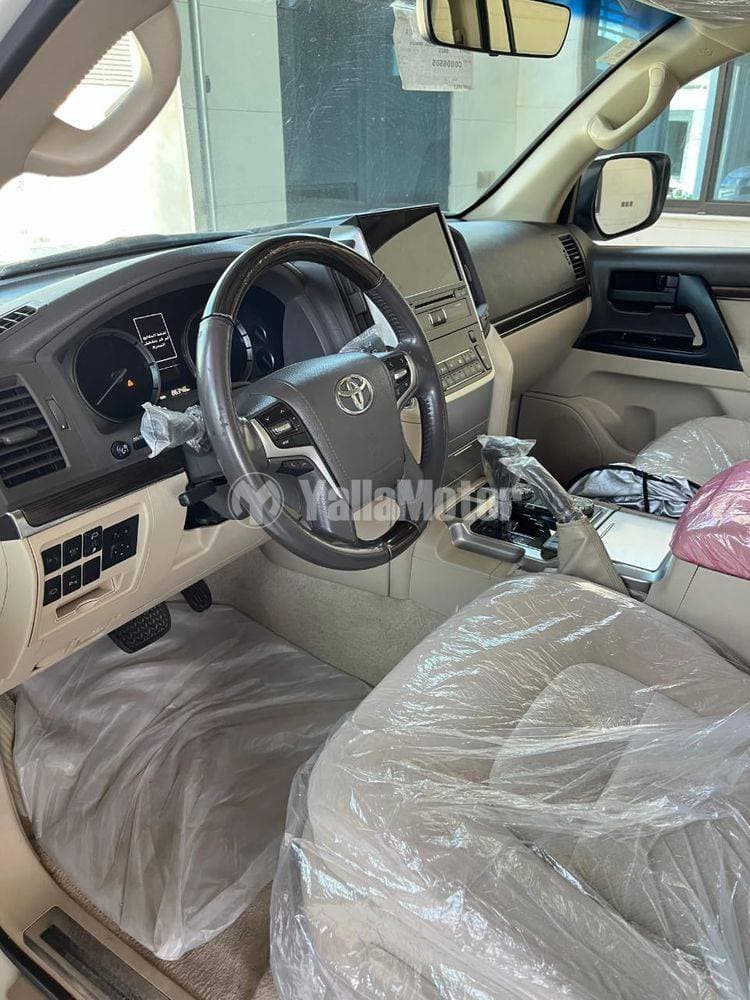 2019 Toyota Land Cruiser thumbnail 3