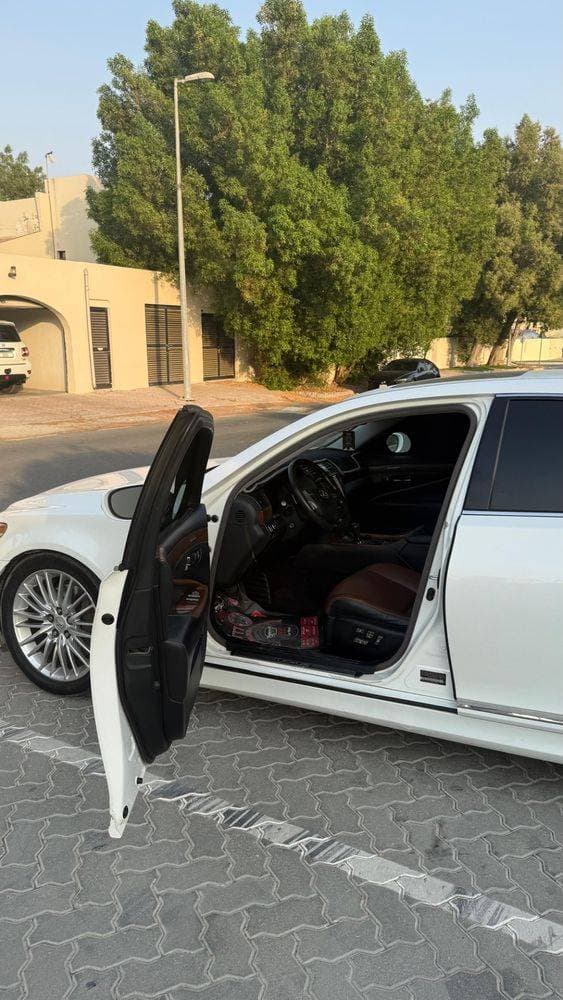 2010 Lexus LS460 thumbnail 4