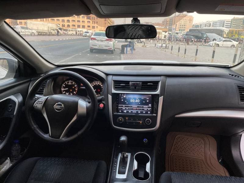 2017 Nissan Altima thumbnail 3
