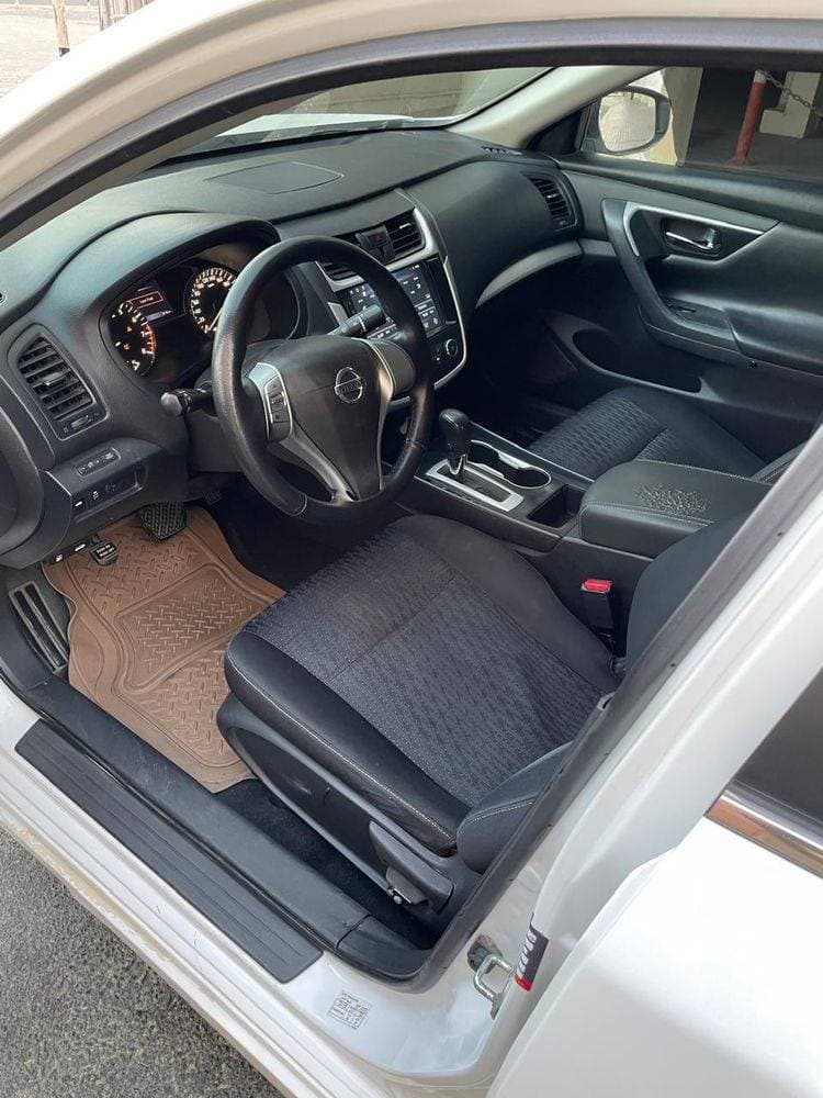2017 Nissan Altima thumbnail 4
