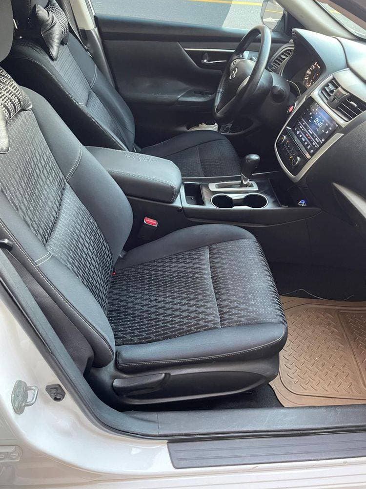 2017 Nissan Altima thumbnail 5