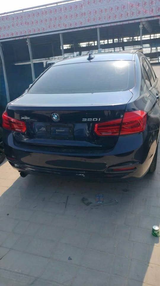 2017 BMW 3 Series Sedan thumbnail 2