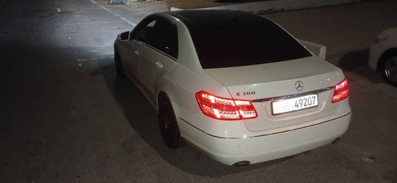 2011 Mercedes-Benz 300 thumbnail 3