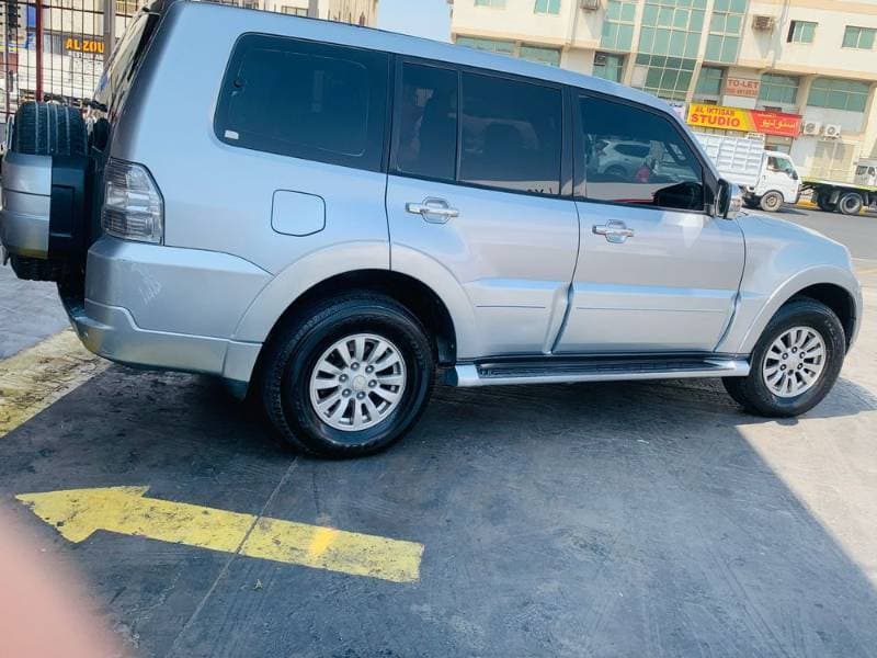 2011 Mitsubishi Pajero thumbnail 2