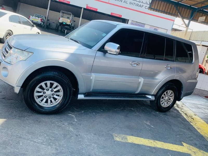 2011 Mitsubishi Pajero thumbnail 4