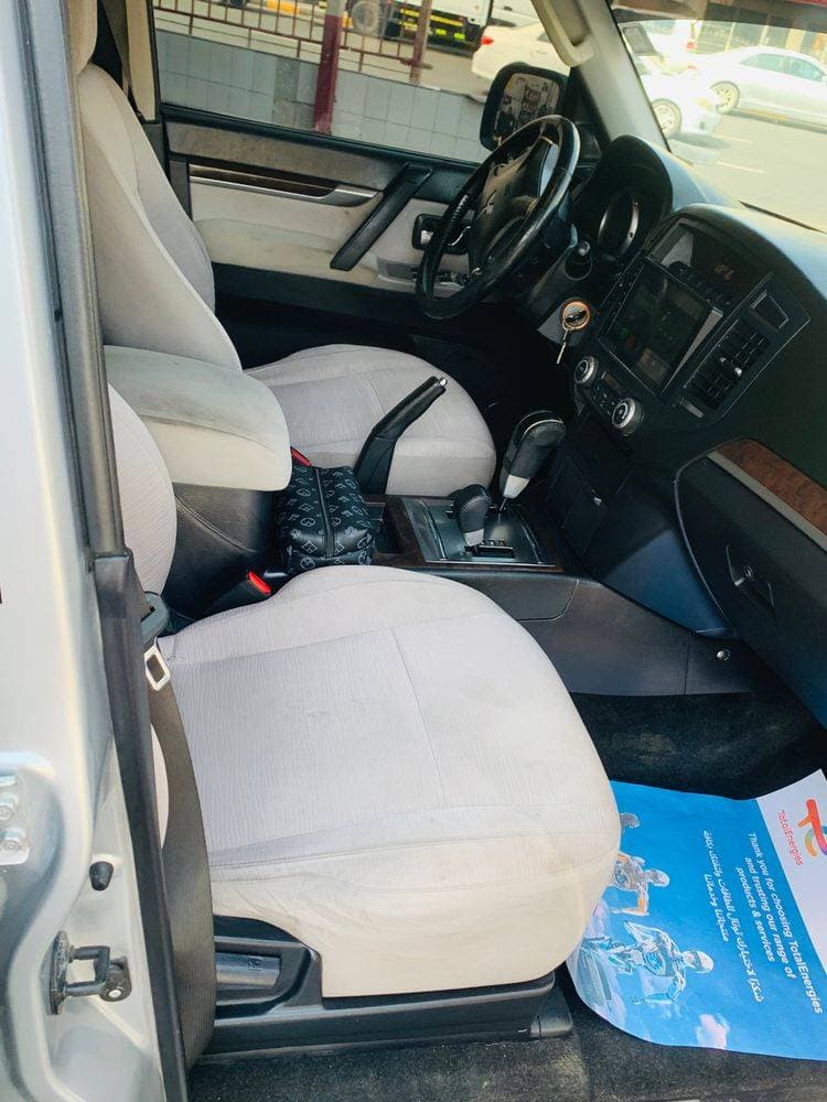 2011 Mitsubishi Pajero thumbnail 3