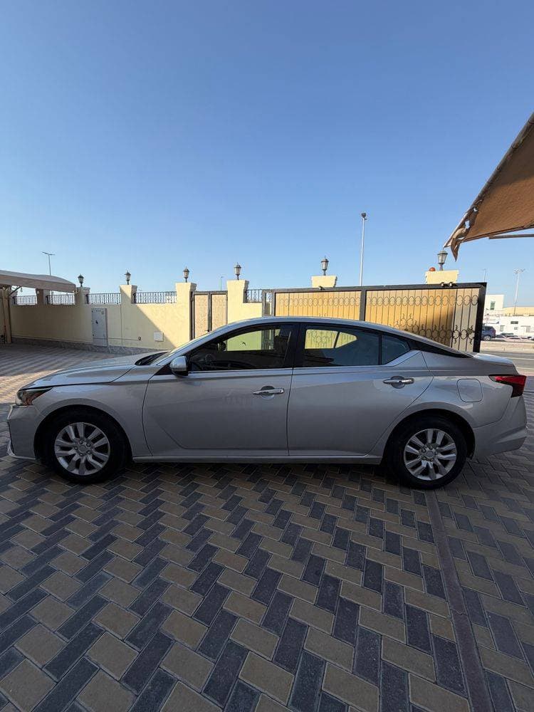 2023 Nissan Altima thumbnail 3