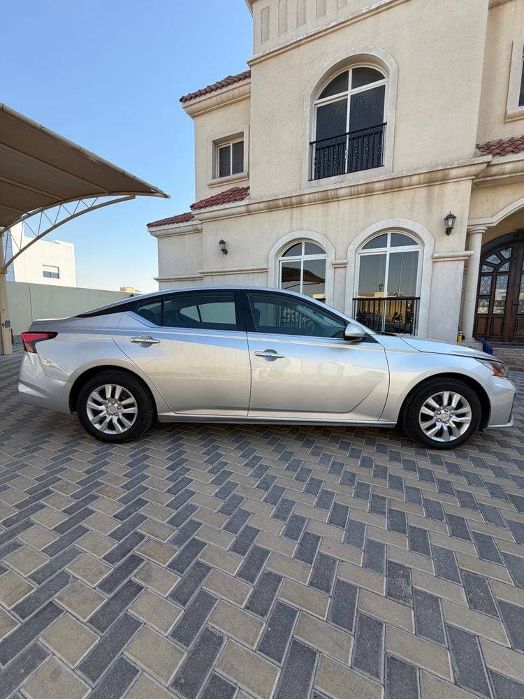 2023 Nissan Altima thumbnail 2