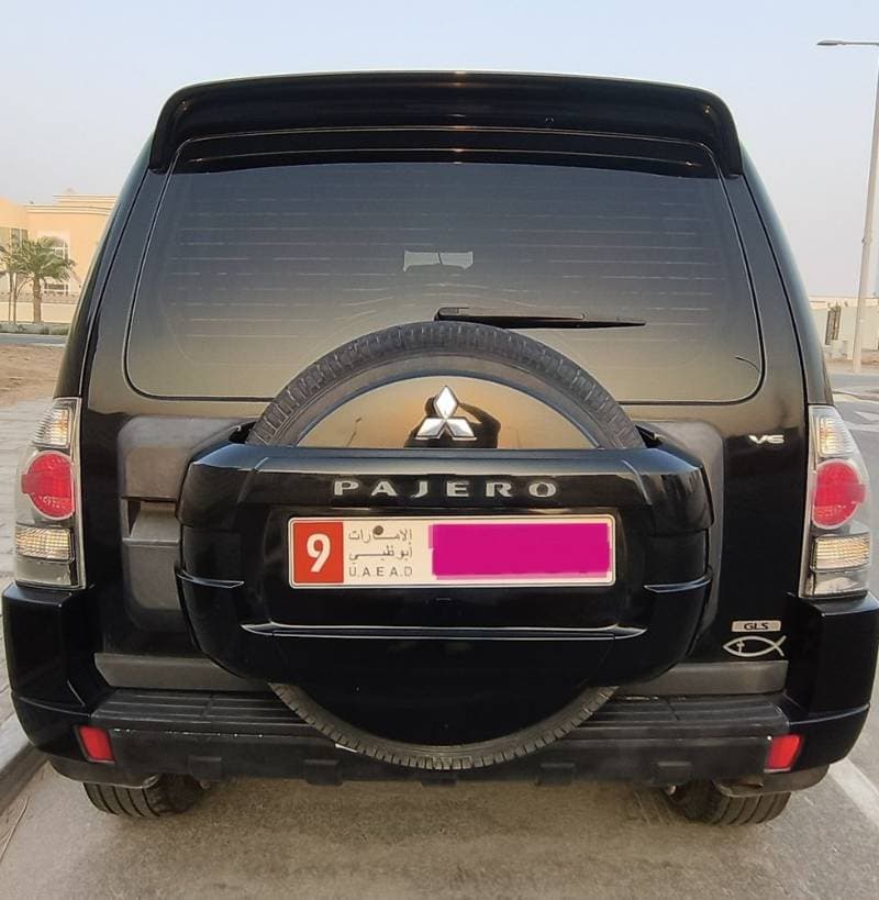 2012 Mitsubishi Pajero thumbnail 3