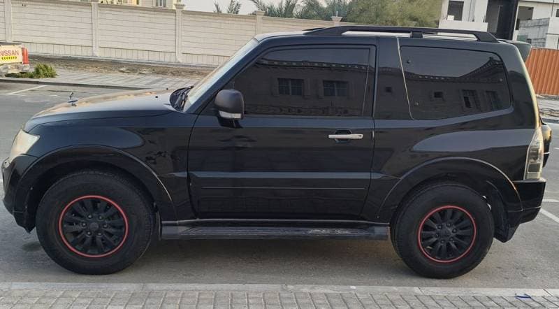 2012 Mitsubishi Pajero thumbnail 2