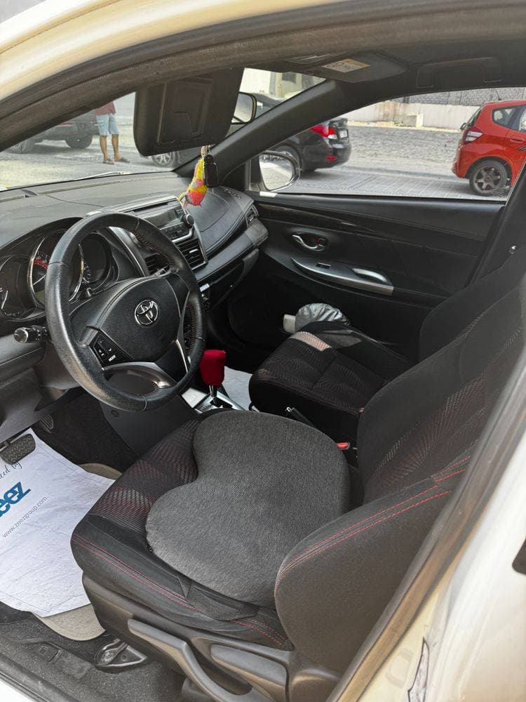 2015 Toyota Yaris Hatchback thumbnail 5