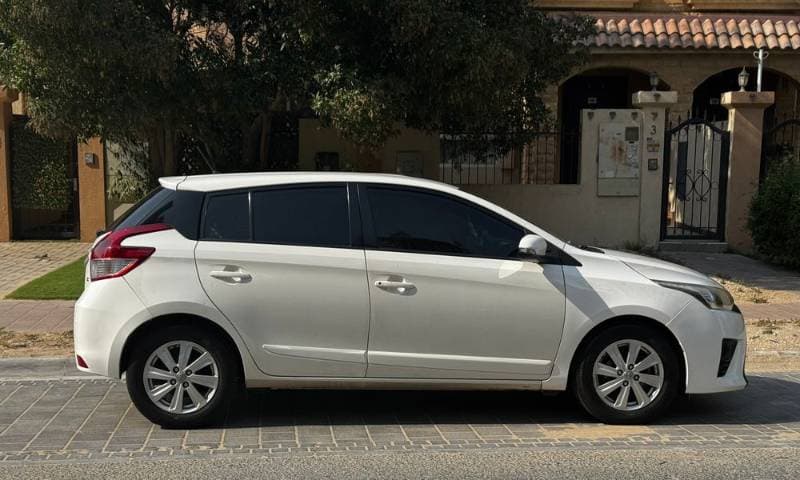 2015 Toyota Yaris Hatchback thumbnail 2