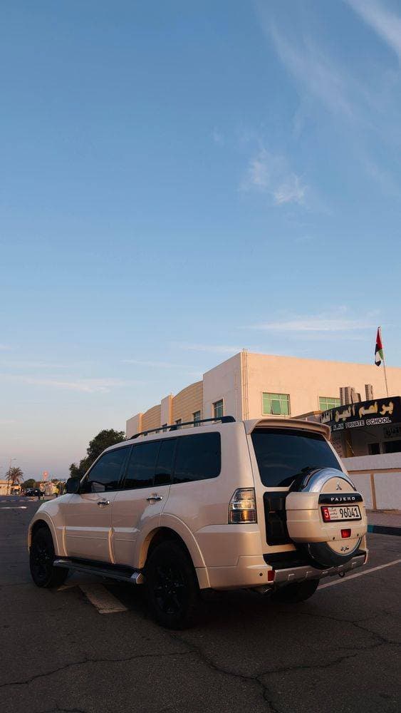 2014 Mitsubishi Pajero thumbnail 3