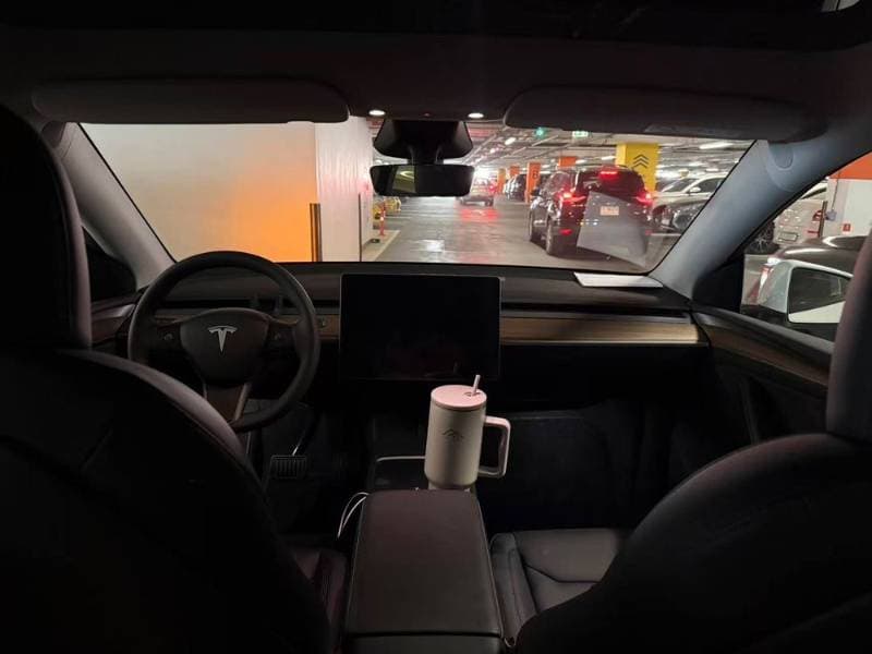2025 Tesla Model Y thumbnail 5