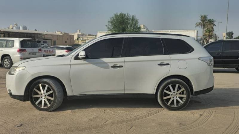 2014 Mitsubishi Outlander thumbnail 3