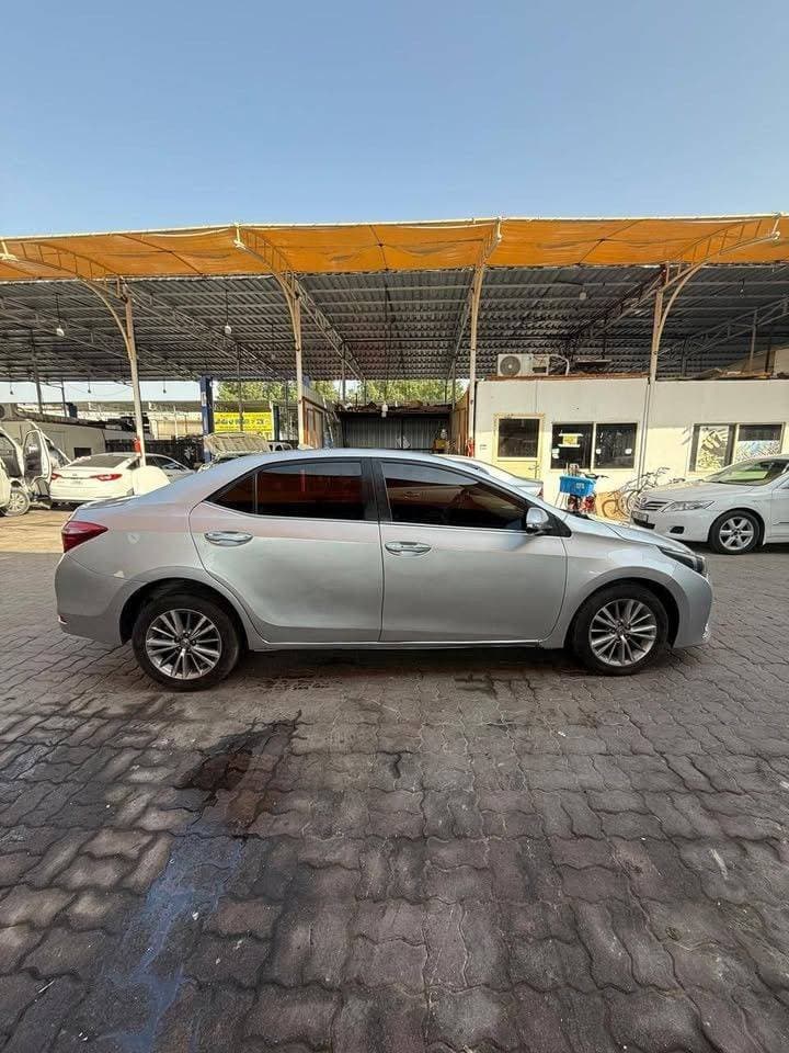 2015 Toyota Corolla thumbnail 3
