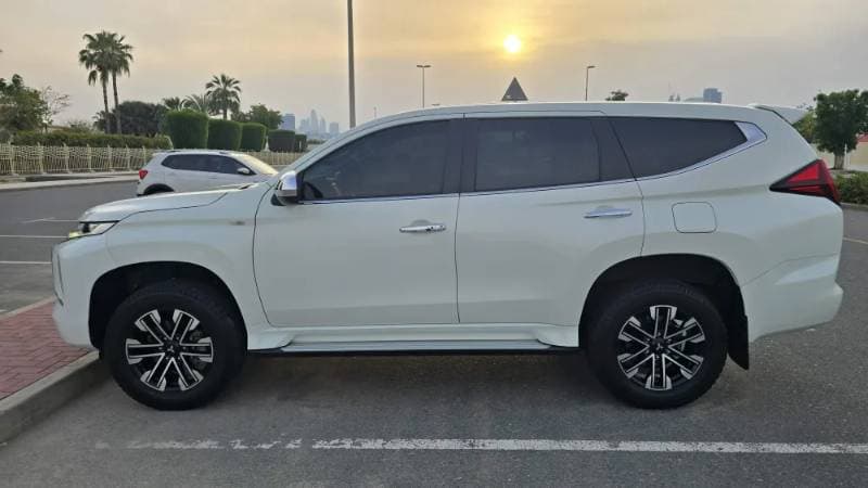 2022 Mitsubishi Montero Sport thumbnail 2