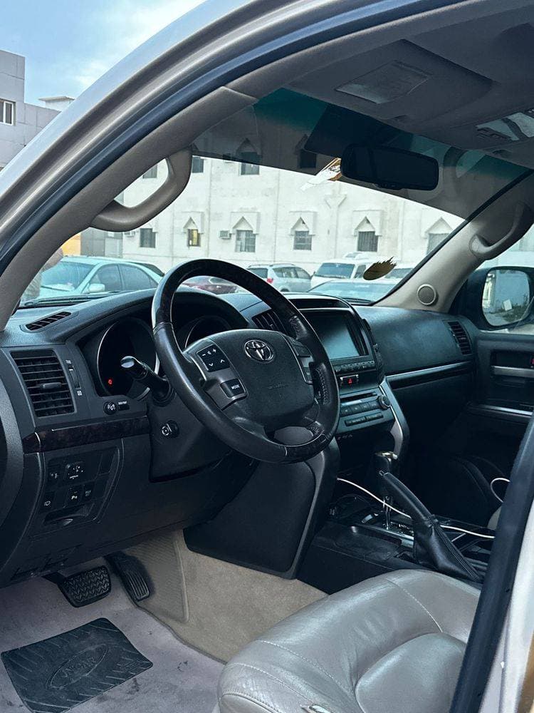 2010 Toyota Land Cruiser thumbnail 3