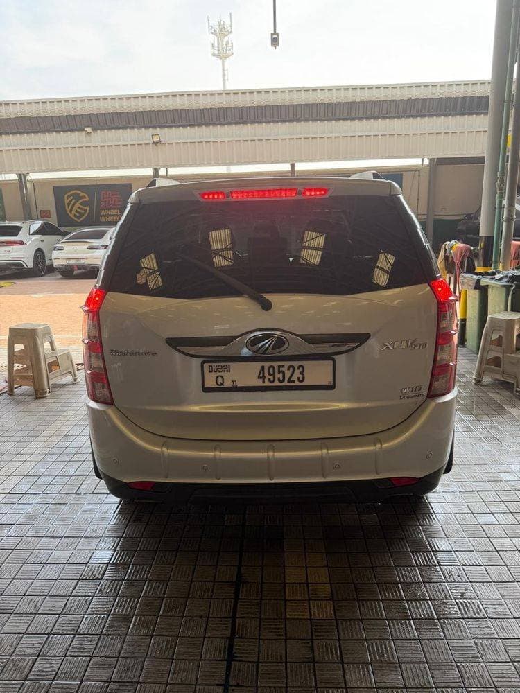 2018 Mahindra XUV500 thumbnail 3