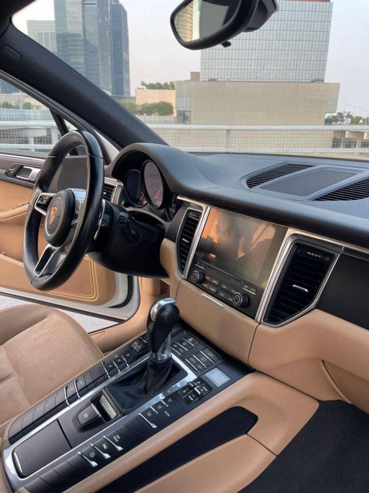 2018 Porsche Macan thumbnail 2