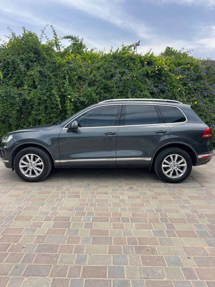 2016 Volkswagen Touareg thumbnail 3