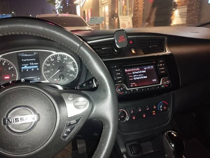 2017 Nissan Sentra thumbnail 2