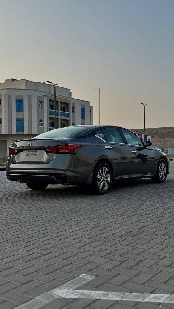 2024 Nissan Altima thumbnail 3