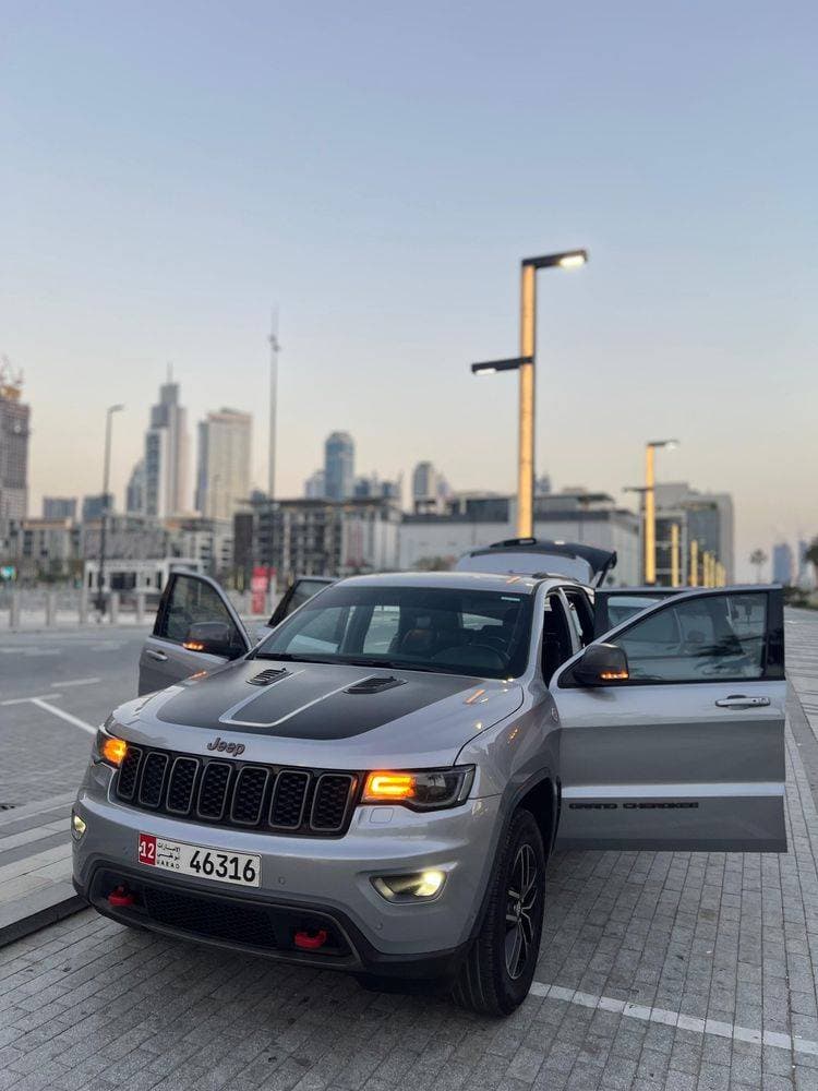 2017 Jeep Grand Cherokee thumbnail 3