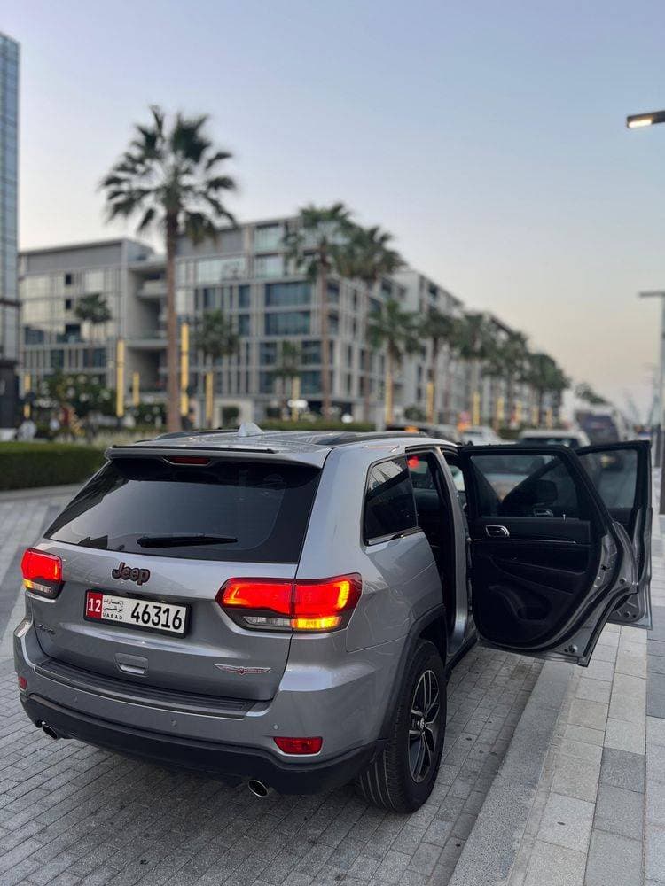 2017 Jeep Grand Cherokee thumbnail 4