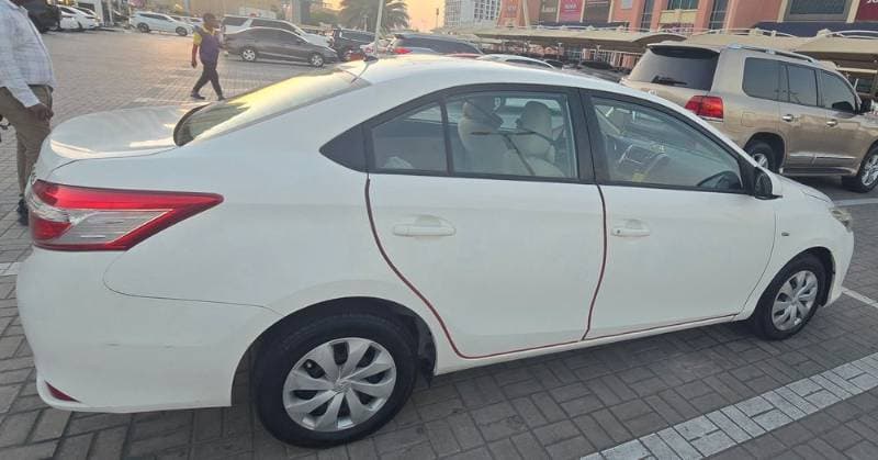 2015 Toyota Yaris Sedan thumbnail 5
