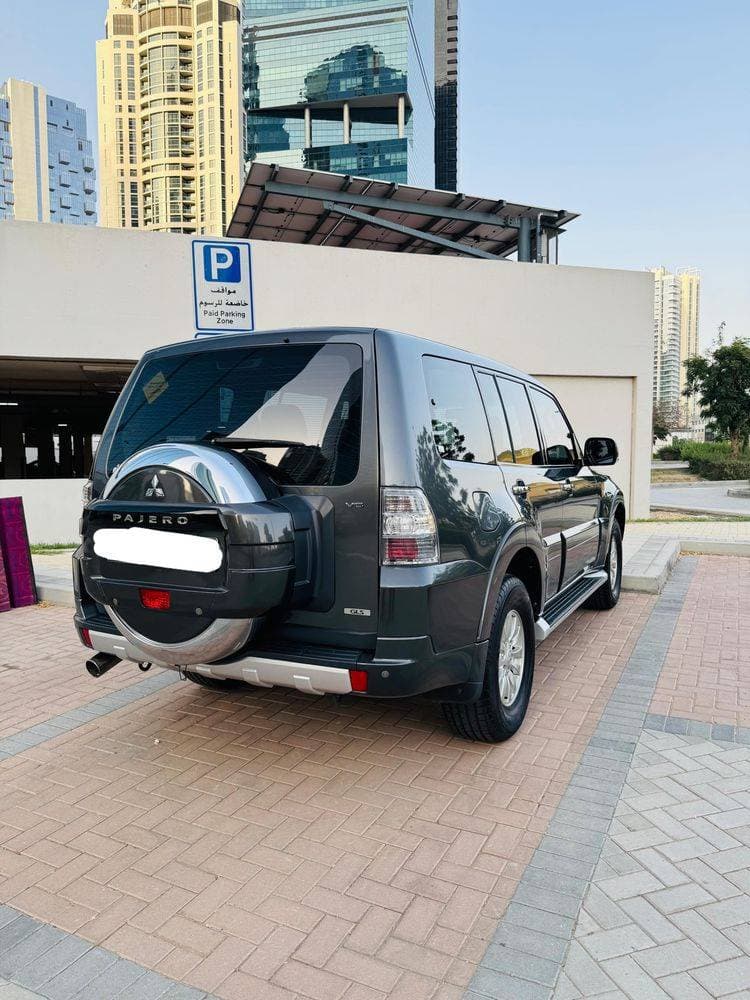 2014 Mitsubishi Pajero thumbnail 5